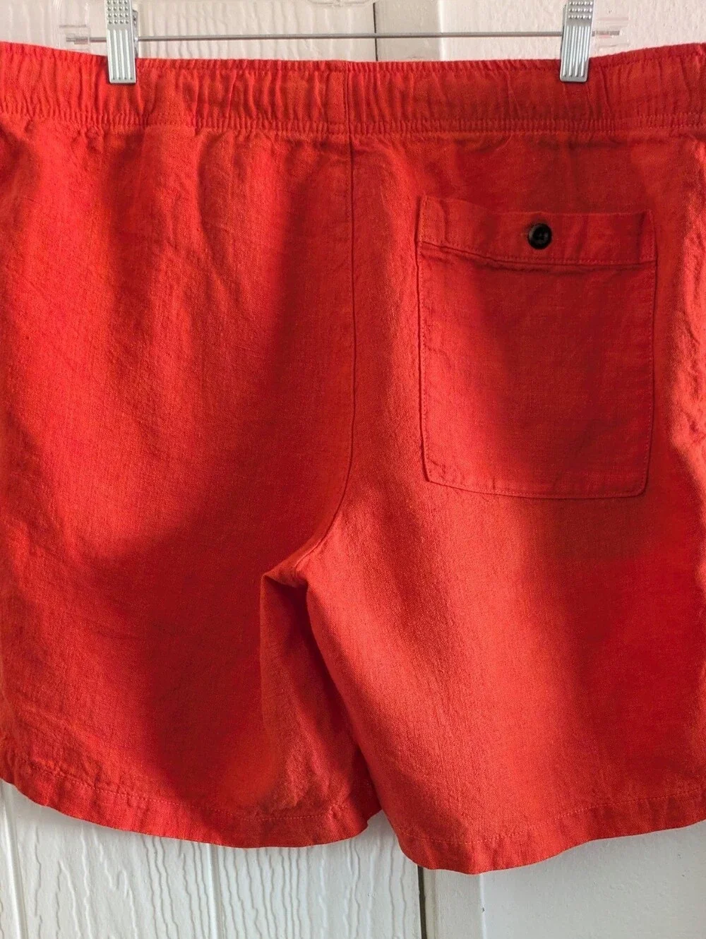 Relax, lounge in linen. We kept the fit of these pull-on shorts easy size L
